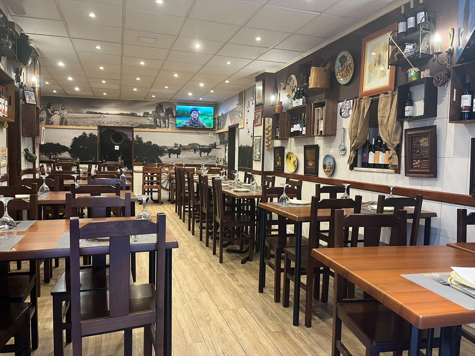 Vista da sala do restaurante em direcção à entrada, com o letreiro Girassol ao fundo