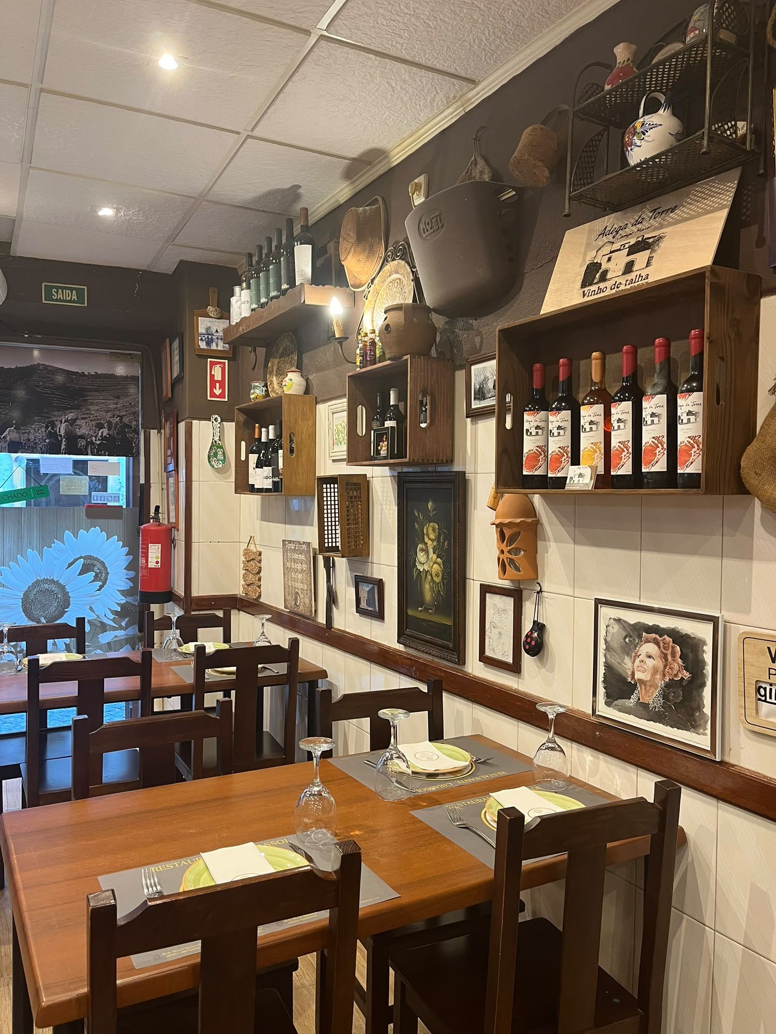 Garrafeira do restaurante com dezenas de garrafas de vinho alentejano